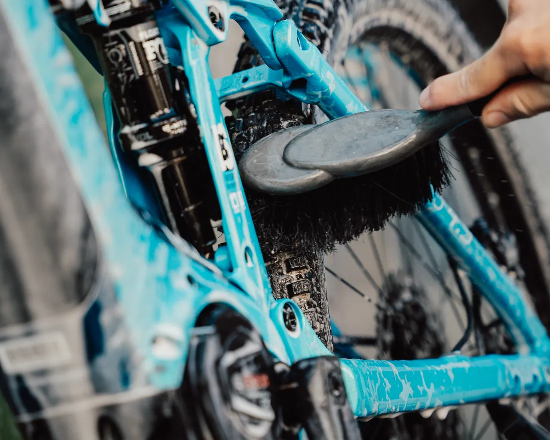 Fahrrad wird in der Werkstatt gereinigt