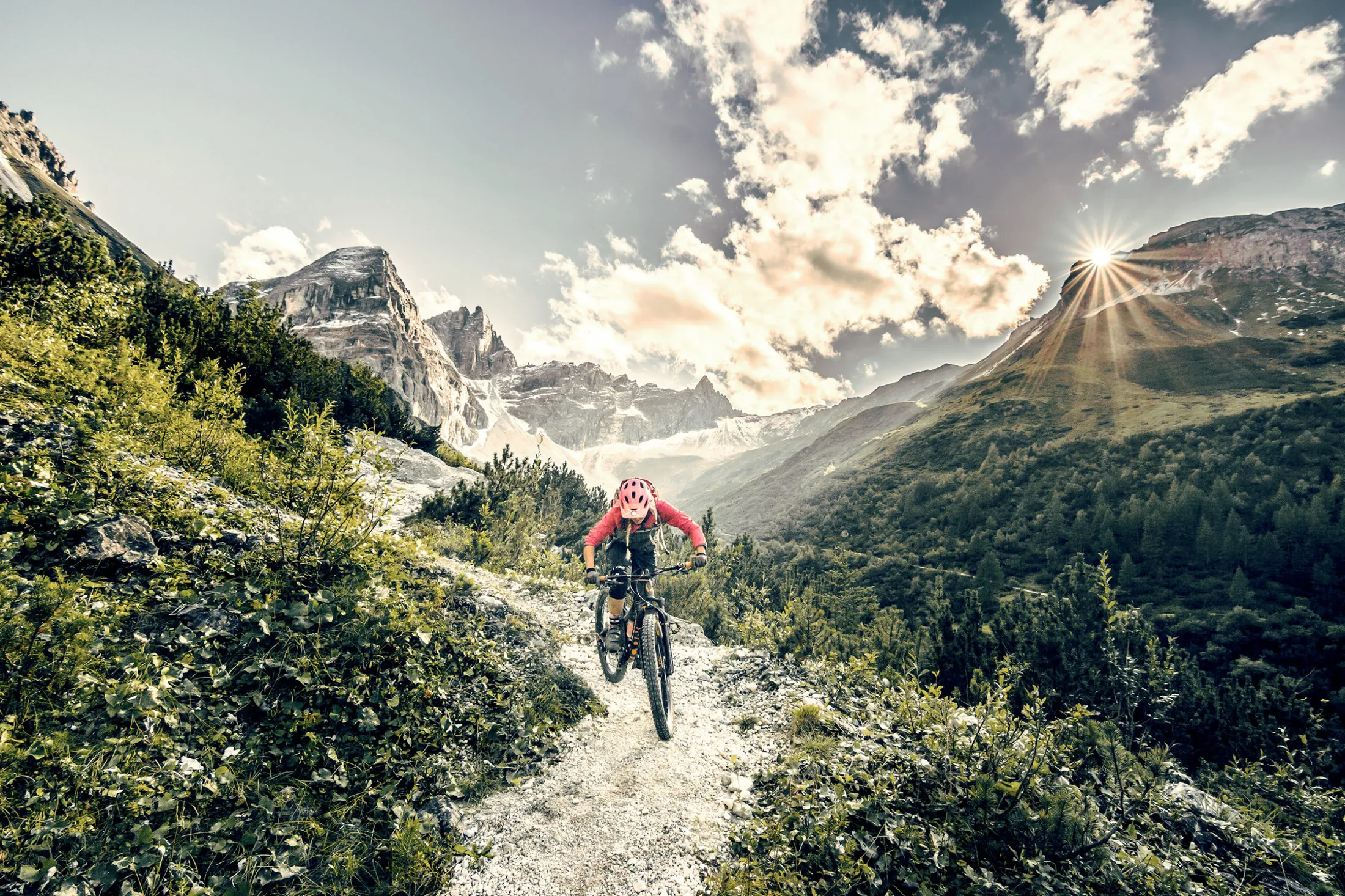 Mountainbikerin auf einem Bergtrail