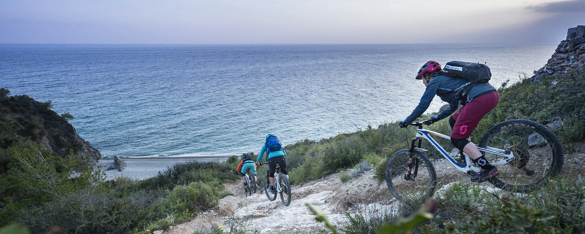 Mountainbiker auf einem Trail an der Küste