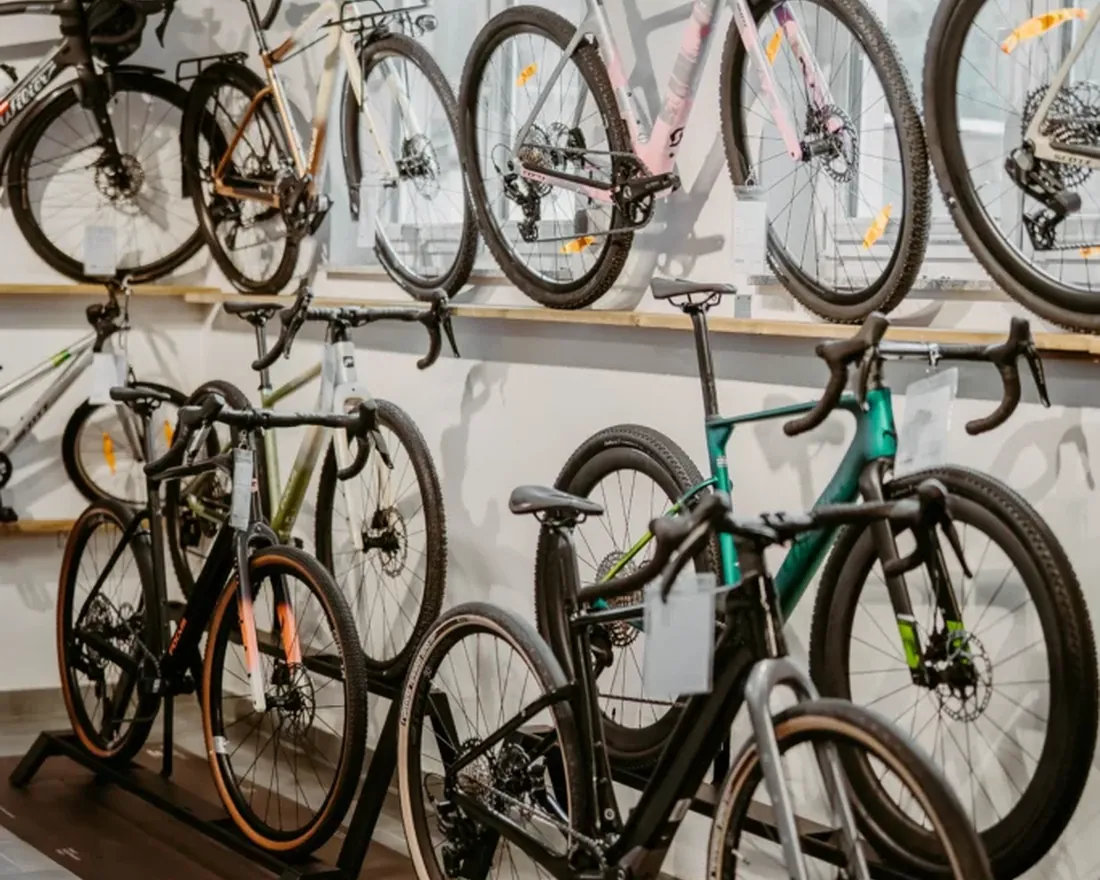 Renn- und Gravelräder an der Wand im Laden