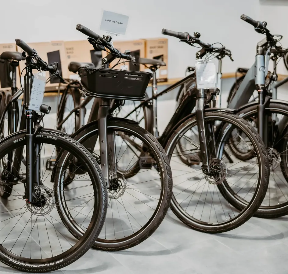 E-Bikes in einer Reihe im Laden von Fahrrad Heilmann