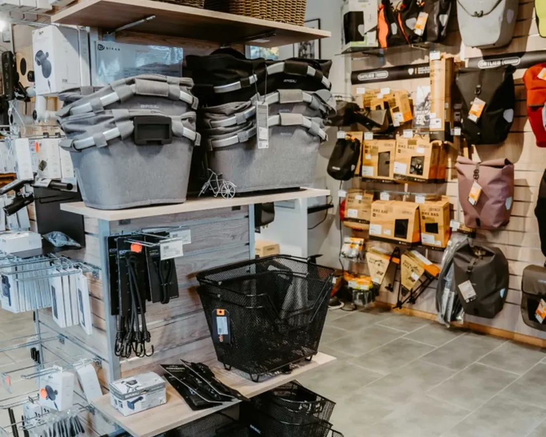 Körbe, Taschen und Zubehör im Laden