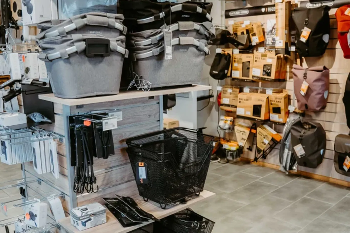Körbe, Taschen und Zubehör im Laden