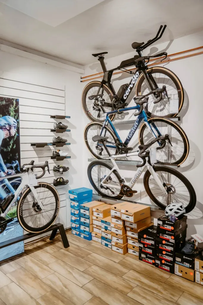 Wilier-Räder an der Wand im Laden