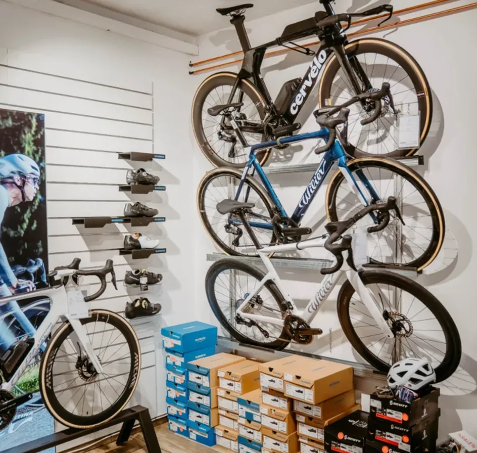 Wilier-Räder an der Wand im Laden