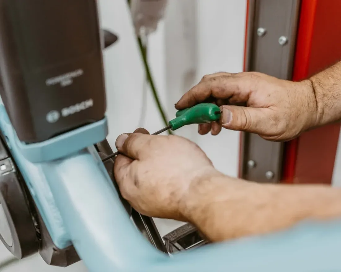 Arbeit am E-Bike-Antrieb in der Werkstatt